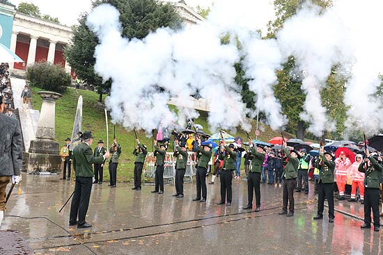 Oktoberfest 2017 Böllerschießen vor der Bavaria - Oktoberfest-Landesschießen am 3.10.2017 (©Foto:Martin Schmitz)